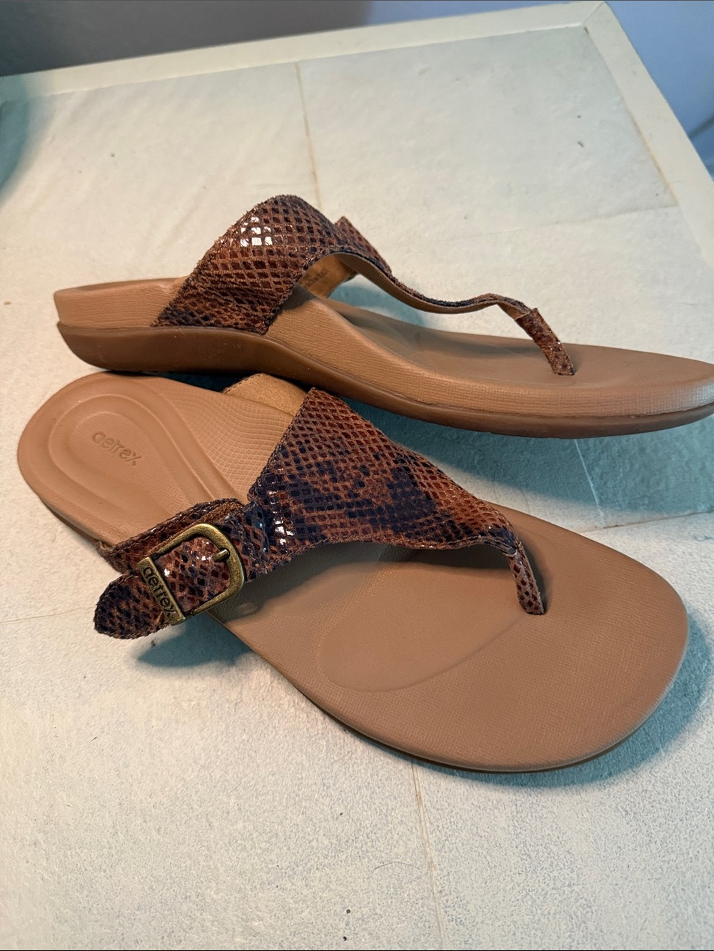 Aetrex Rita Adjustable Thong Sandals Brown Snake Print Orthotic Size 38 US 7.5-8 - Picture 4 of 9
